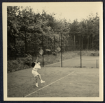 805405 Afbeelding van Peter Mazur tijdens een tenniswedstrjid op het Christelijk Internaat (Krakelingweg 10) te Zeist.